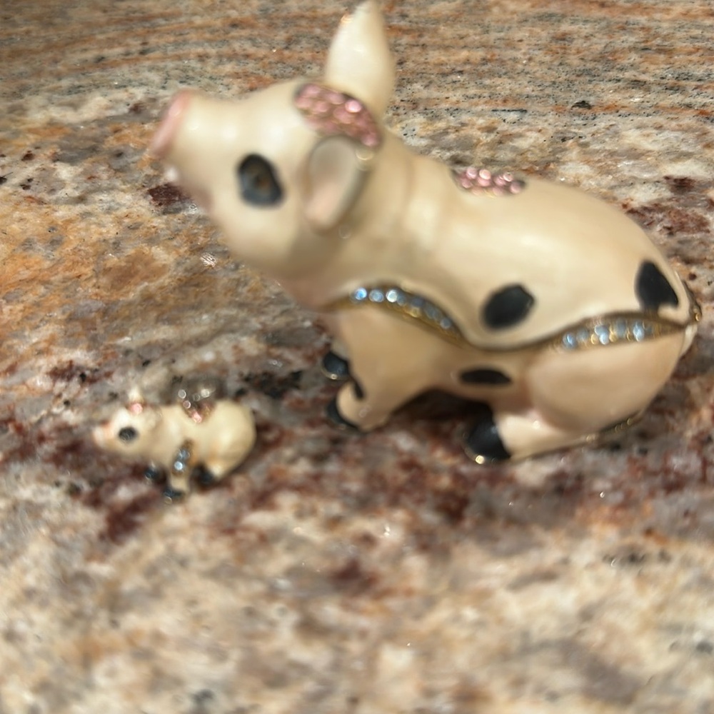 KD enamel pig trinket box with tiny piggy pendant.